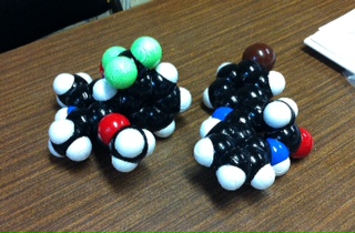 Bayk8644分子模型（左）とケンパウロン分子模型（右）